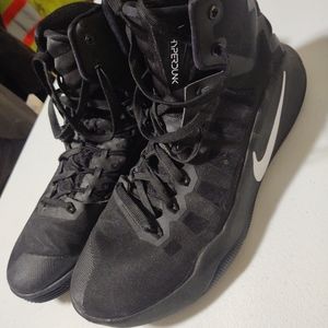 Basketball shoes